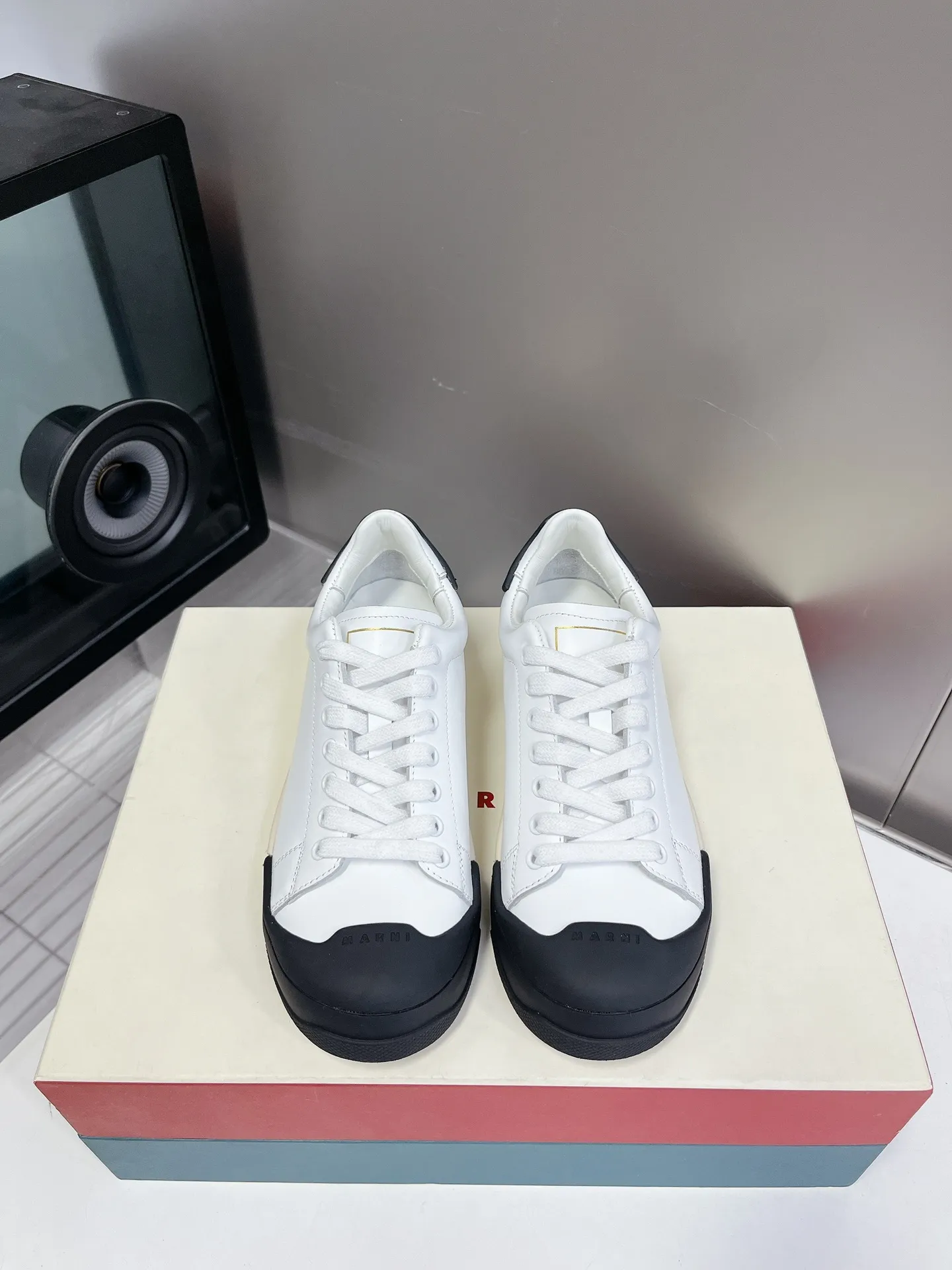 👟👟Ex-factory price 520👟👟 MARNI Mani DADA BUMPER series casual sports shoes shell toe biscuit shoes white shoes. The front and back of the shoes are equipped with rubber protective layers. On the one hand, it increases the wear resistance of the shoes. On the other hand, MARNI uses its good color combinations here. BUMPERs of different colors become the finishing touch of the white shoes, improving the fashion. The uppers are handmade from soft Italian calfskin, which has excellent breathability and elasticity. The special waffle sole (with a diamond pattern like a waffle) is more lightweight, non-slip and wear-resistant. Exquisite packaging at the delivery counter 🛍📦 ▪️Fabric: Original customized imported first-layer cowhide ▪️Inner lining: Original imported soft sheepskin ▪️Sole: Original molded TPU outsole ▪️Sole thickness: 3CM ▪️Size: 35-40
